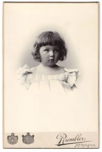 Fotografie Rumbler, Wiesbaden, Wilhelmstrasse 14, Porträt eines jungen Kindes