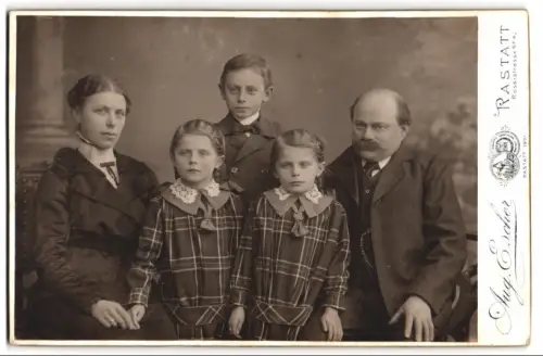 Fotografie Aug. Escher, Rastatt, Rossistrasse 4, Familienporträt mit drei Kindern