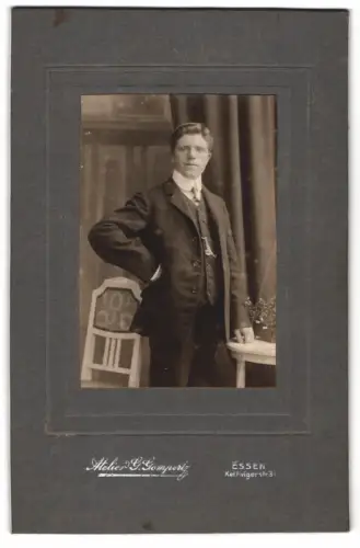 Fotografie Atelier G. Gompertz, Essen, Kettwigerstr. 3, Porträt eines eleganten Herrn