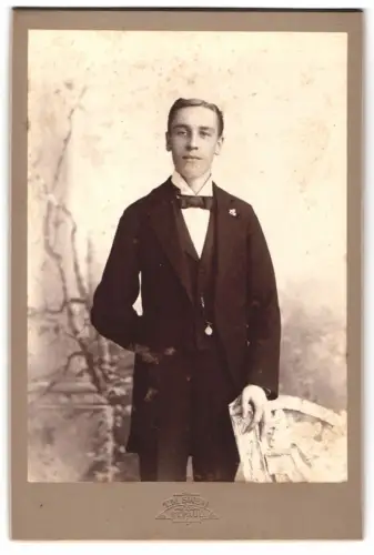 Fotografie T. M. Swem, St. Paul, Eleganter junger Mann im Anzug