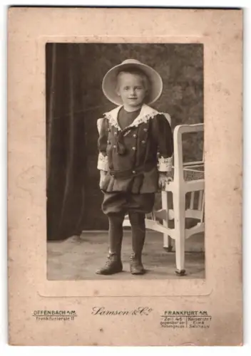 Fotografie Samson & Co., Offenbach am Main, Frankfurterstr. 11, Junge in Matrosenanzug mit Hut