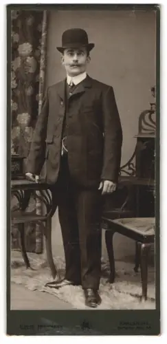 Fotografie Albert Herrmann, Karlsruhe, Durlacher Allee 38, Stehender Herr im Anzug mit Melone