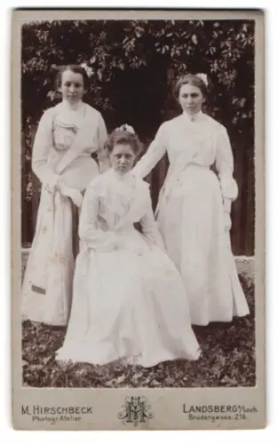 Fotografie M. Hirschbeck, Landsberg am Lech, Brudergasse 216, Drei Damen in weissen Kleidern