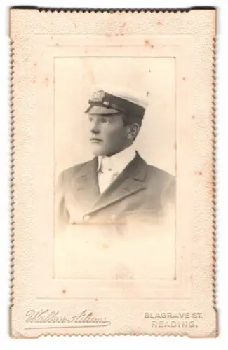 Fotografie Walton Adams, Reading, Blagrave St., Porträt eines jungen Mannes in Uniform