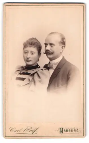 Fotografie Carl Wolf, Harburg, am Kriegerdenkmal, Paarporträt