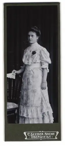 Fotografie C. Seeber Nachf., Oberwiesa, Elegante Dame mit Spitzenkleid