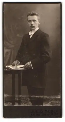 Fotografie Julius Müller, Bärenstein-Weipert, Eleganter Herr mit Buch