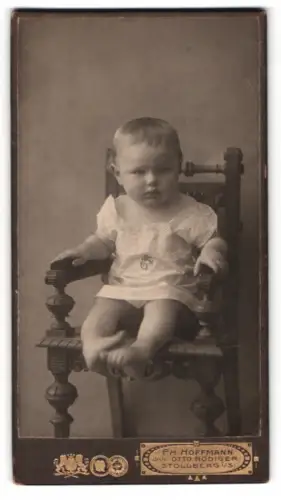 Fotografie Ph. Hoffmann, Stolberg, Porträt eines Kleinkindes auf einem Stuhl