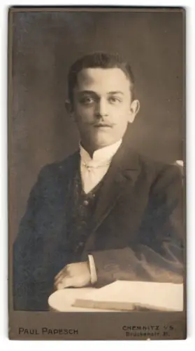 Fotografie Paul Papesch, Chemnitz, Brückenstr. 31, Porträt eines jungen Mannes