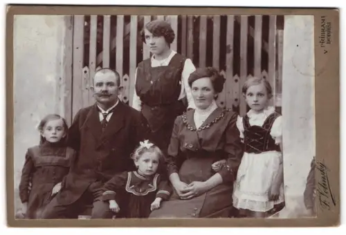 Fotografie F. Volinský, Príbrami, Familienporträt mit sechs Personen