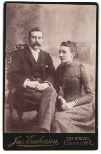 Fotografie Jno. Emberson, London, Strand 352, Elegantes Paar im Atelier