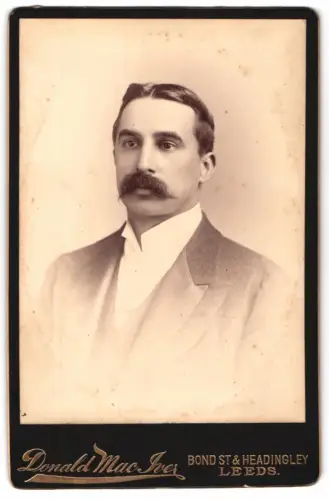 Fotografie Donald Mac Iver, Leeds, Bond St, Porträt eines Herren mit Schnurrbart