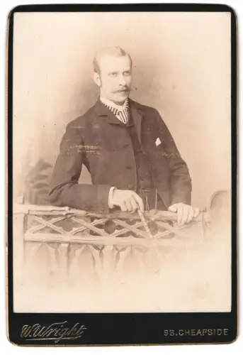 Fotografie W. Wright, London, Cheapside 98, Porträt eines eleganten Herrn