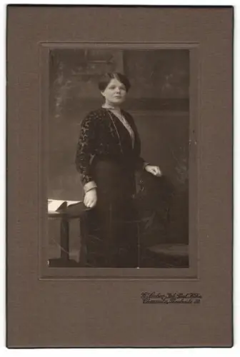 Fotografie G. Seeber, Chemnitz, Theaterstrasse 22, Elegante Dame am Tisch