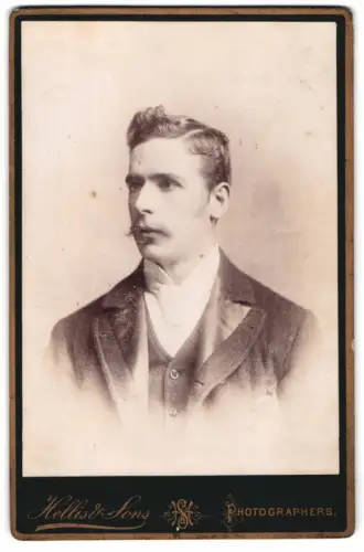 Fotografie Hellis & Sons, London, Regent Street 211 & 213, Porträt eines eleganten Herrn