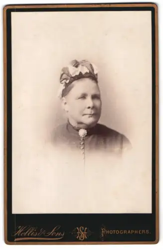 Fotografie Hellis & Sons, London, Regent Street 211 & 213, Porträt einer älteren Dame
