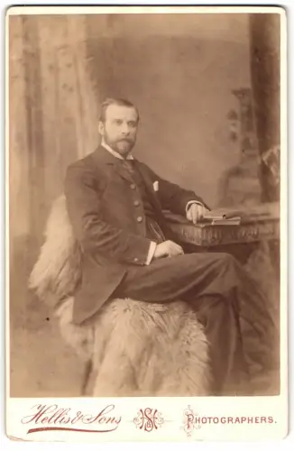 Fotografie Hellis & Sons, London, Regent Street 211, Porträt eines eleganten Herrn