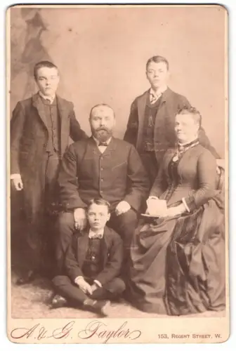 Fotografie A. & G. Taylor, London, Regent Street 153, Familienporträt mit drei Söhnen
