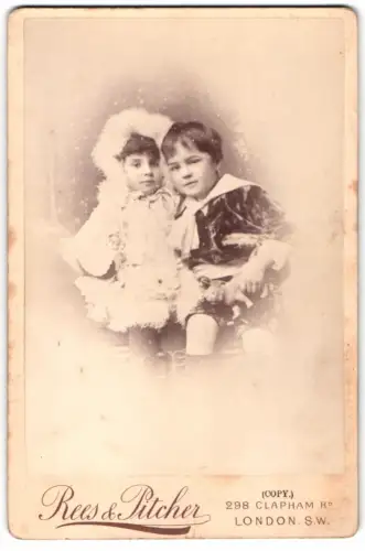 Fotografie Rees & Pitcher, London, Clapham Rd 298, Zwei Kinder auf einem Stuhl