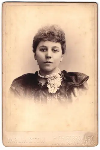 Fotografie Darlington, Bromley, High Street, Porträt einer Frau mit Blumenschmuck