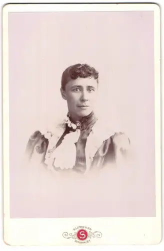 Fotografie N.L. Stone & Son, Potsdam /N. Y., Porträt einer Frau
