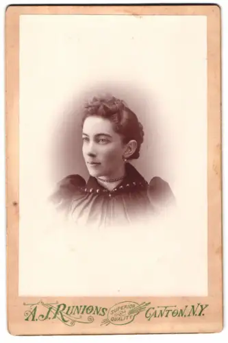 Fotografie A.J. Runions, Canton /N.Y., Porträt einer eleganten Dame