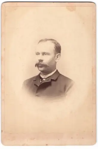 Fotografie unbekannter Fotograf und Ort, Porträt eines Herrn mit Bart