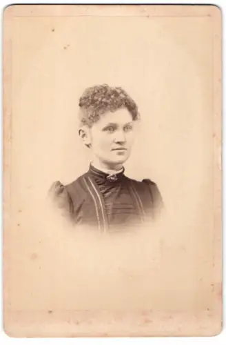 Fotografie unbekannter Fotograf und Ort, Porträt einer Frau