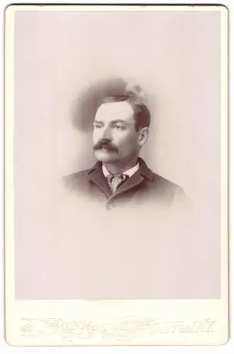 Fotografie A. Runions, Canton /N.Y., Würdevoller Herr mit Schnurrbart