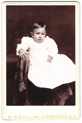 Fotografie Geo. S. Sanson, La Fargeville /N.Y., Kind in weissem Kleid