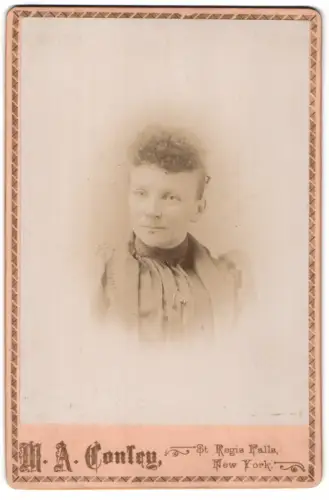Fotografie M. A. Conley, St. Regis Falls /New York, Porträt einer Frau