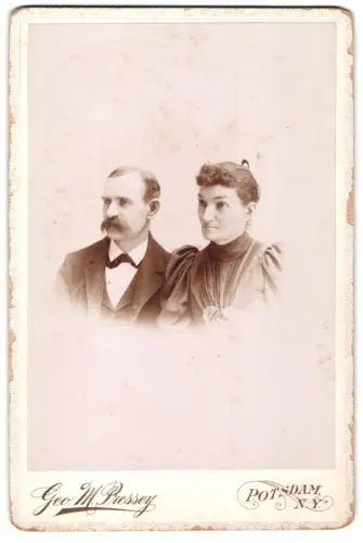 Fotografie Geo. M. Pressey, Potsdam /N. Y., Würdevoller Herr mit Dame