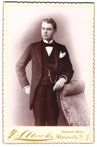 Fotografie T. Stuwke, Watertown, Hubbard Block, Eleganter junger Mann mit Anzug