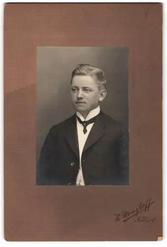 Fotografie R. Minzloff, Tilsit, Porträt eines jungen Mannes