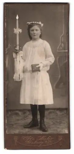 Fotografie Otto Mohr, Neuburg a. D., Mädchen in festlichem Gewand mit Kerze