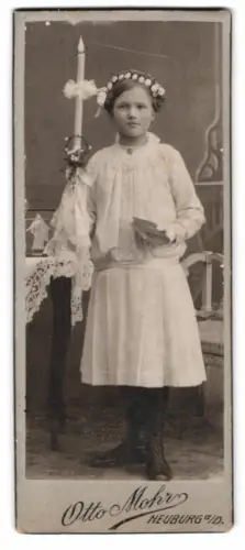 Fotografie Otto Mohr, Neuburg a/D, Mädchen mit Blumenkranz und Kerze