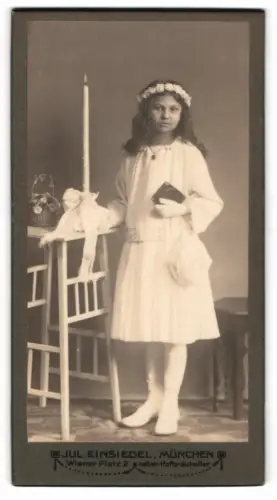 Fotografie Jul. Einsiedel, München, Wiener Platz 2, Mädchen in festlichem Kleid mit Kerze