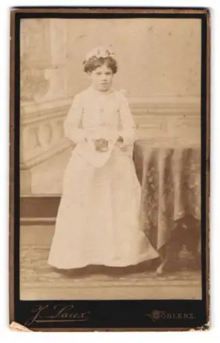 Fotografie J. Laux, Coblenz, Löhrondel 5, sitzendes Mädchen in elegantem Kleid zur Kommunion