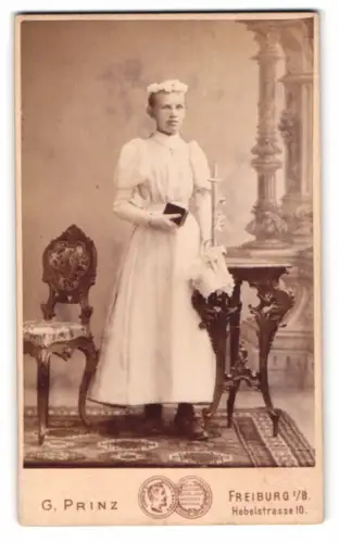 Fotografie G. Prinz, Freiburg i/B., Hebelstrasse 10, junges Mädchen in feierlichem Kleid