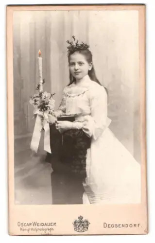 Fotografie Oscar Weidauer, Deggendorf, Bahnhofstrasse, Porträt eines Mädchens mit Kerze zur Konfirmation