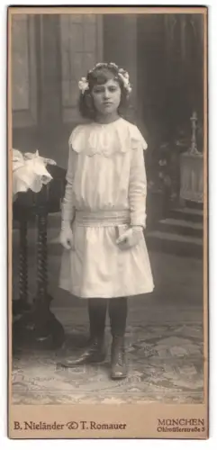 Fotografie B. Nieländer & T. Romauer, München, Ohmüllerstrasse 3, Mädchen im weissen Kleid