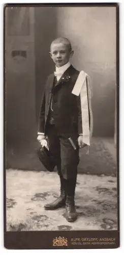 Fotografie Alfred Ortloff, Ansbach, Karolinenstr. 25, Junge Walter Schwiess mit Anzug und Hut, Kommunion, 1910