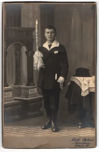 Fotografie Carl Dohn, München, Thierschstrasse 30, Junge mit Kerze vor Säulen