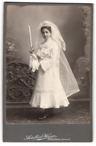 Fotografie Adalbert Werner, München, Elisenstr. 7, Mädchen Marie im weissen Kleid mit Kerze