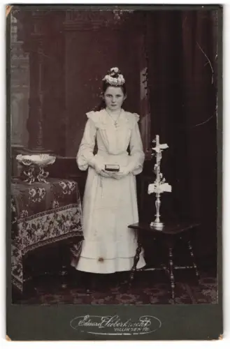Fotografie Eduard Lieberknecht, Villingen i. B., junges Mädchen in festlichem Kleid mit Gebetsbuch