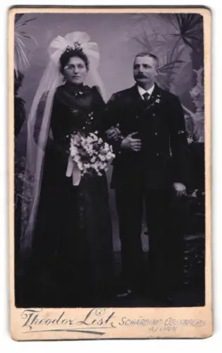 Fotografie Theodor List, Schärding-Oberösterreich, Hochzeitspaar mit Blumenstrauss