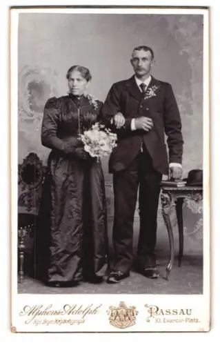 Fotografie Alphons Adolph, Passau, Kl. Exerci-Platz, Paar in eleganter Kleidung mit Blumen zur Hochzeit