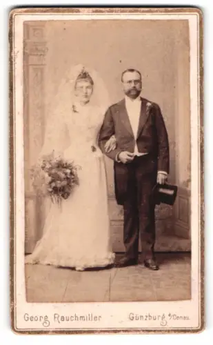Fotografie Georg Rauchmiller, Günzburg a. D., Nach der Kaserne, Hochzeitspaar im Atelier