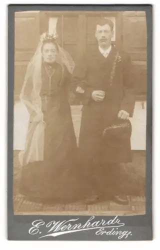 Fotografie E. Wernhard, Erding, Dorfenstrasse, Hochzeitspaar in voller Montur