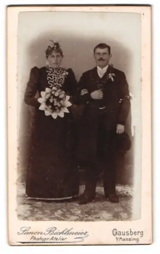 Fotografie Simon Bichlmeier, Gausberg, Porträt eines Hochzeitspaars mit Blumenstrauss